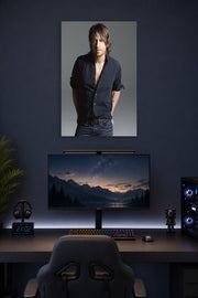 Keith Urban in a gaming desk setup above a monitor.